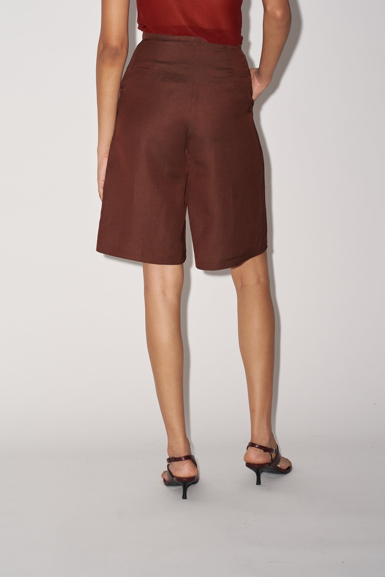Brown linen bermuda