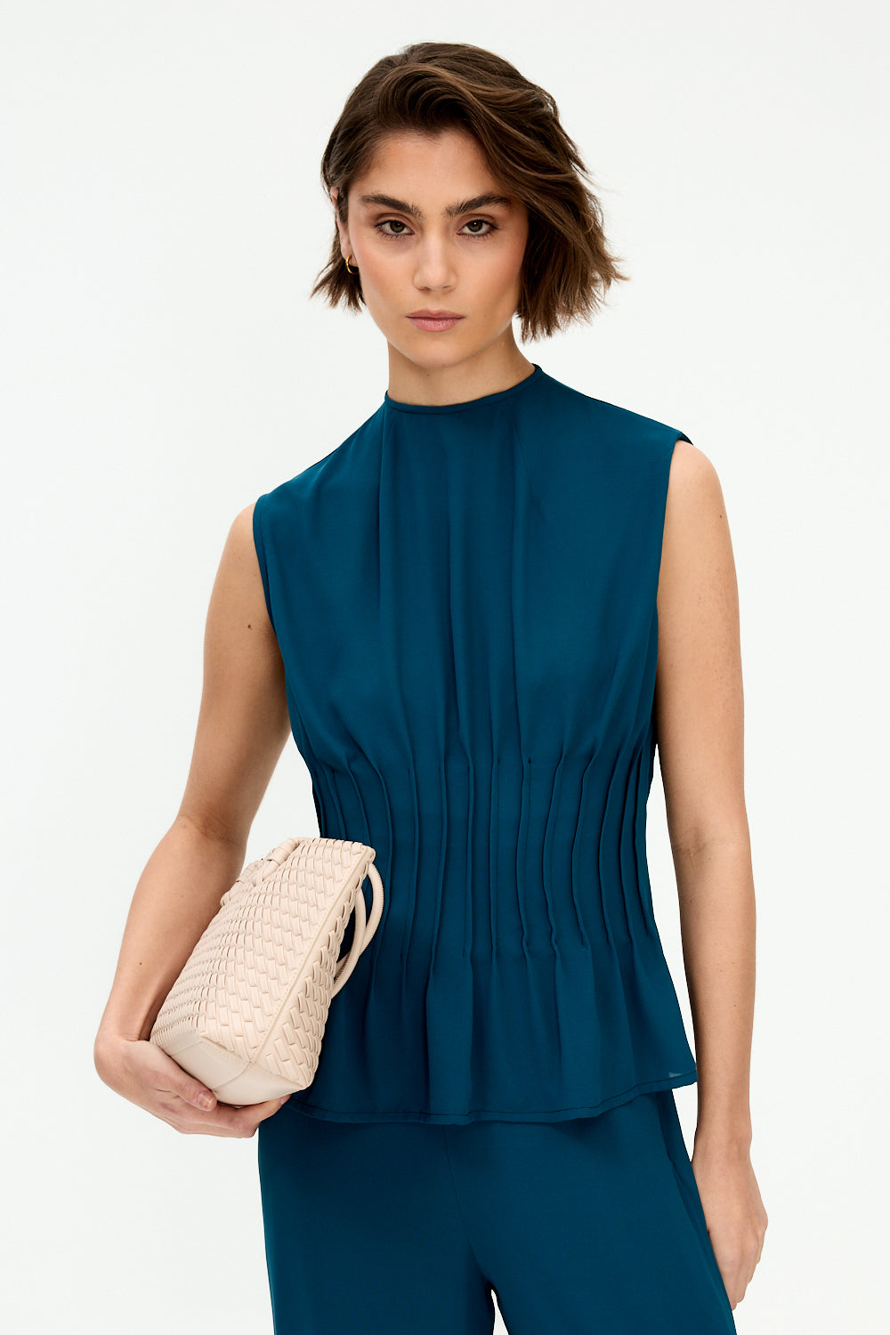 Top con pinzas color verde azulado