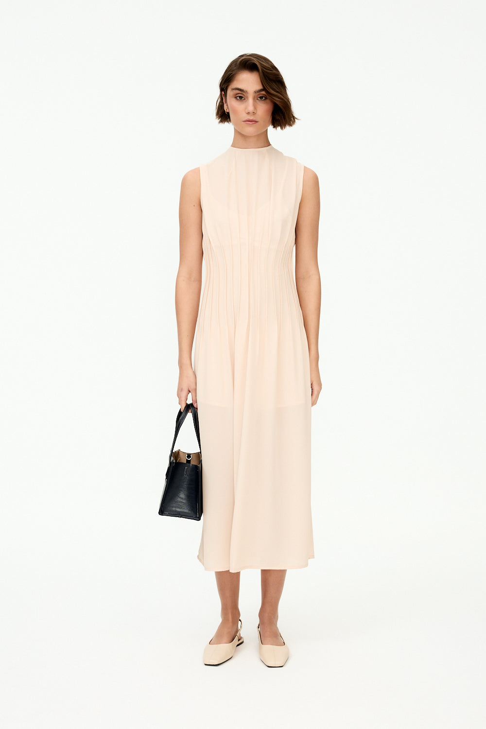 Vestido color crema con pinzas