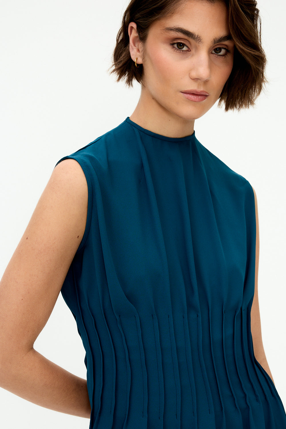 Top con pinzas color verde azulado